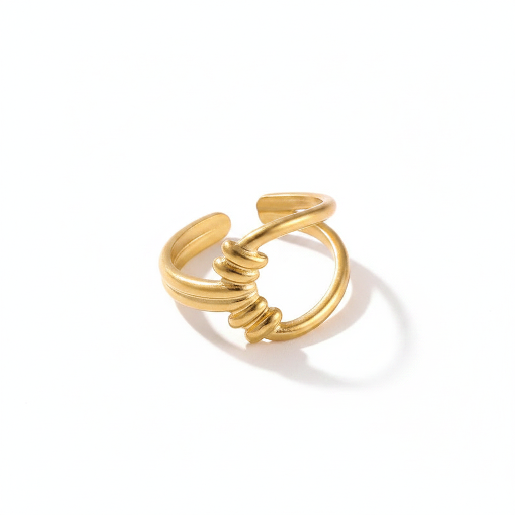 Bague dorée fond blanc