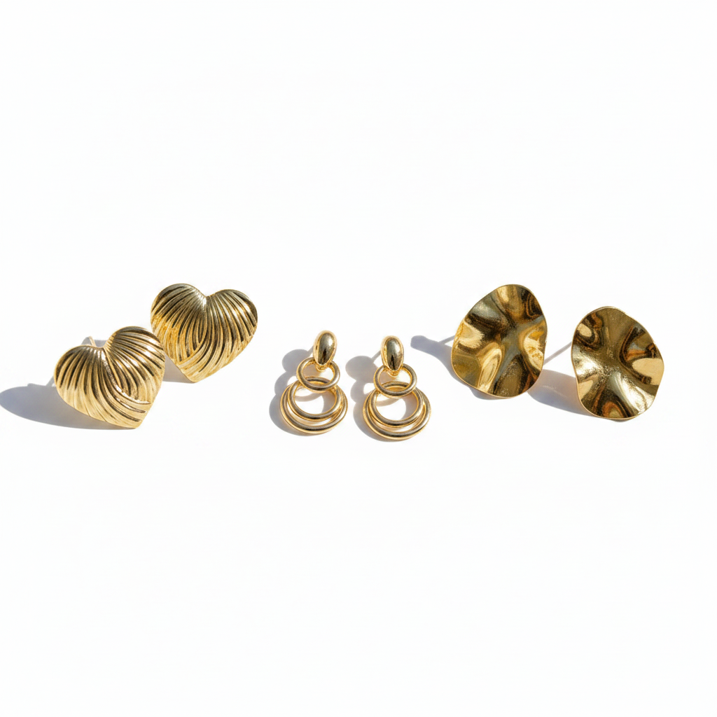 Boucles d'oreilles dorées fond blanc