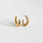 Boucles LYORA marbre sur fond blanc