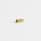 Earcuff LUMINA émeraude de côté sur fond blanc