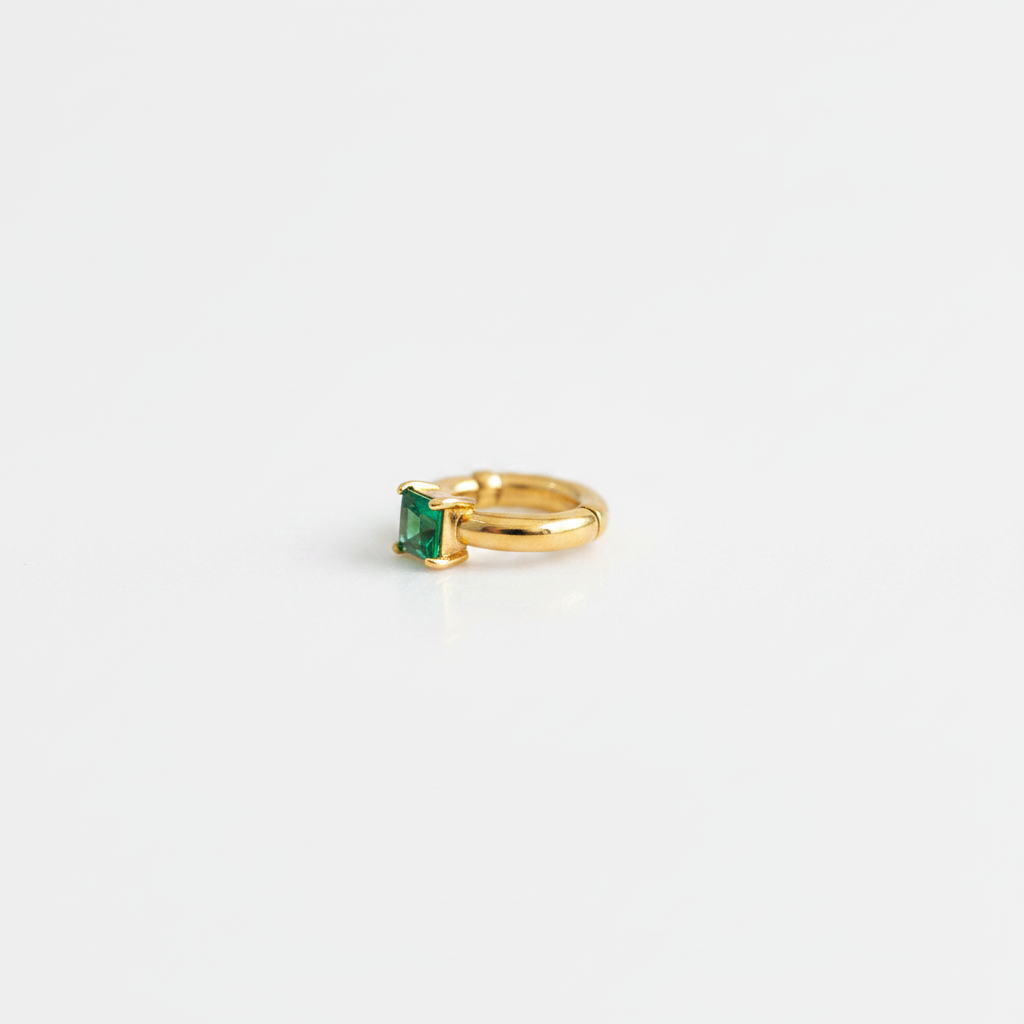 Earcuff LUMINA émeraude de côté sur fond blanc