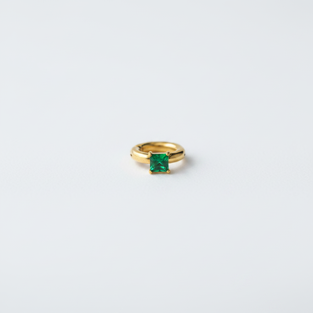 Earcuff LUMINA émeraude sur fond blanc