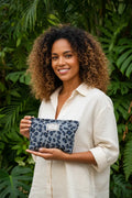 Femme métisse avec la trousse LÉONA