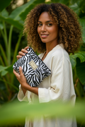 Femme métisse avec la trousse ZÉBRA
